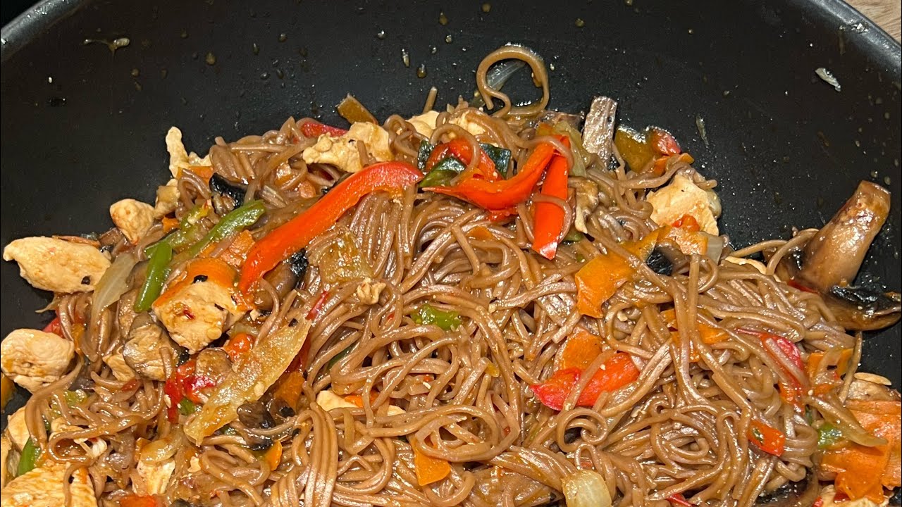 Nouilles asiatiques sautées au poulet et légumes a la sauce soja sucrée-salée😉