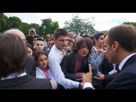 Macron recadre sèchement un jeune qui l'avait appelé "Manu"